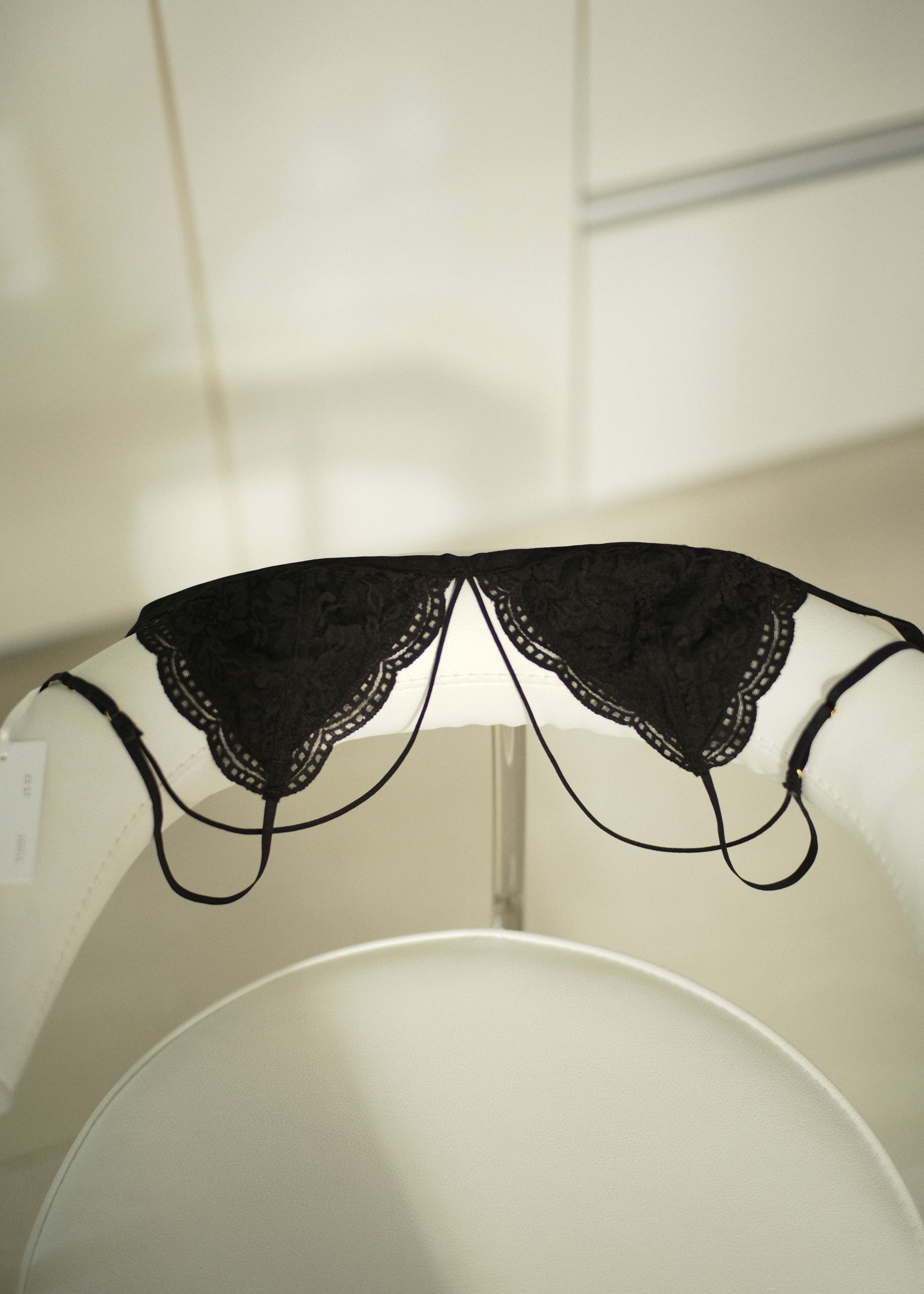V-strap Lace Bra