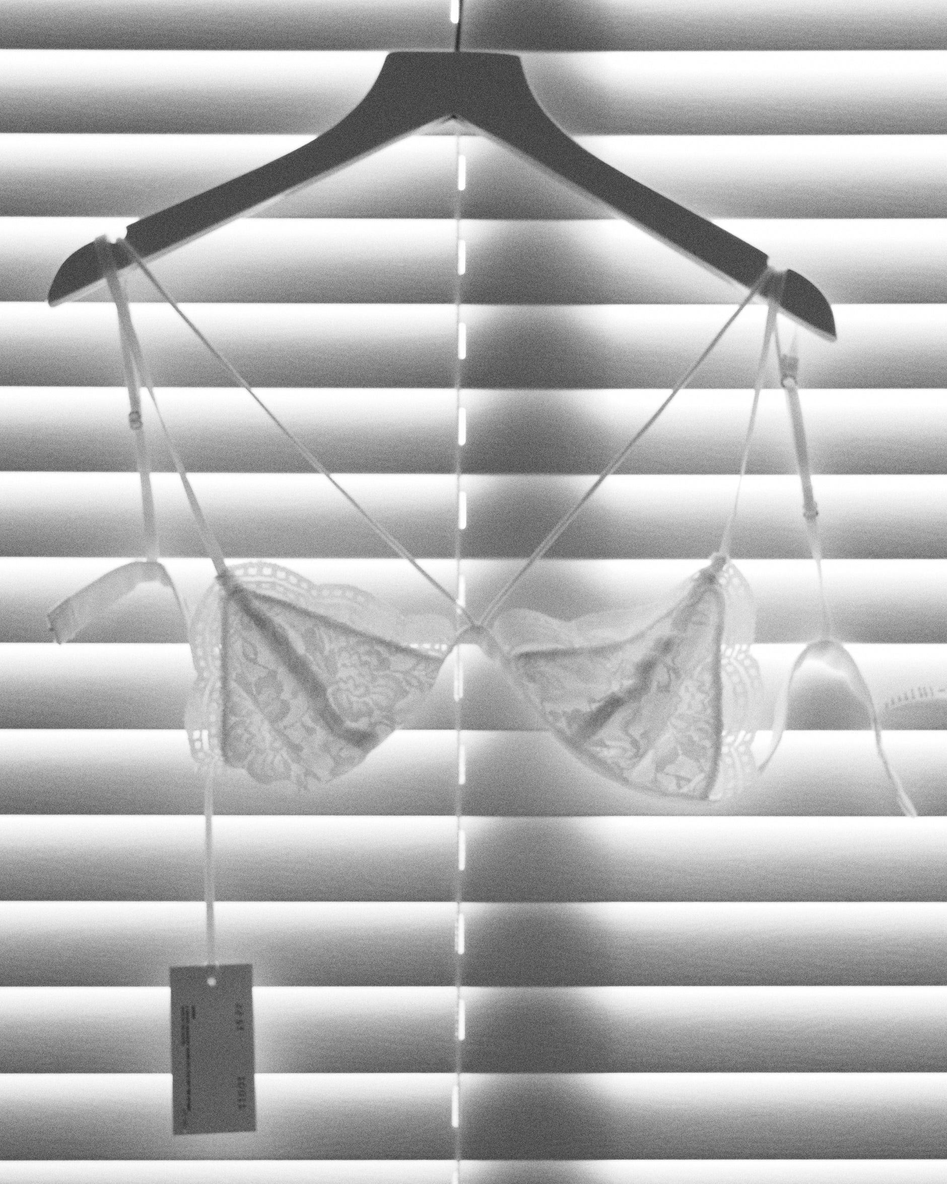 V-strap Lace Bra